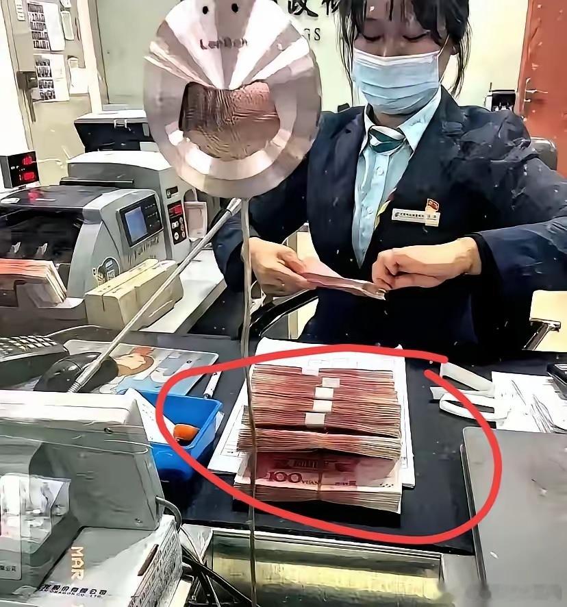 最近流行一个挺野的赚钱路子：2000人，每人拿出5万，凑成整整1个亿去存银行，每