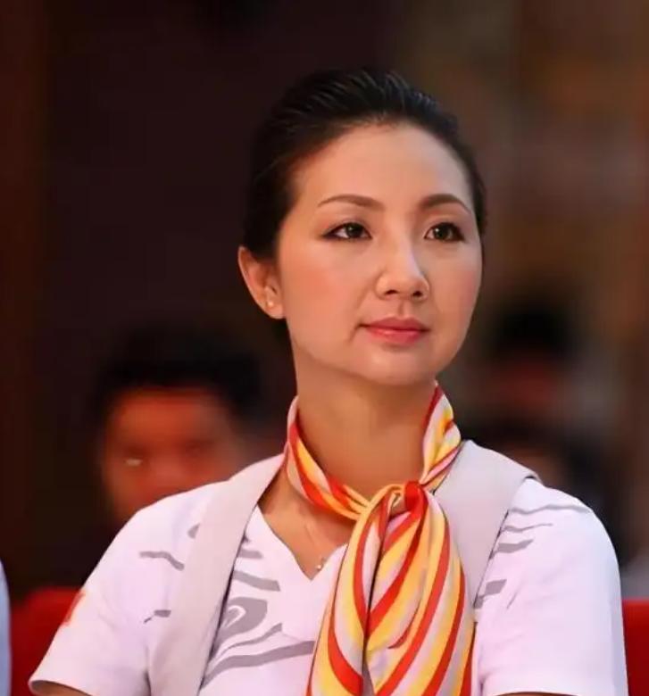 2012年，一架飞往乌鲁木齐的客机刚爬升至5000米高空，机舱内突然炸了锅。一位