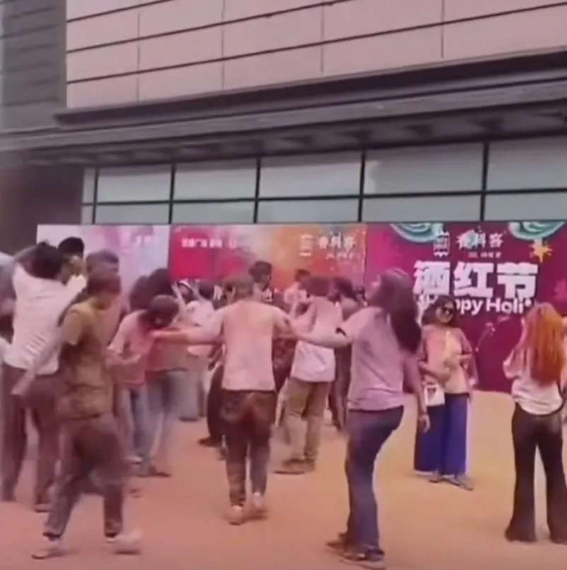 中国广场上“印度”人终于开始他们的“集会庆祝”了！近日一群印度人在成都举行印度