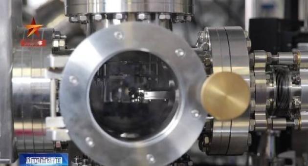 美国彻底懵了，中国二维金属杀疯了，中国研发的这东西薄得像病毒，只有0.3纳米，比