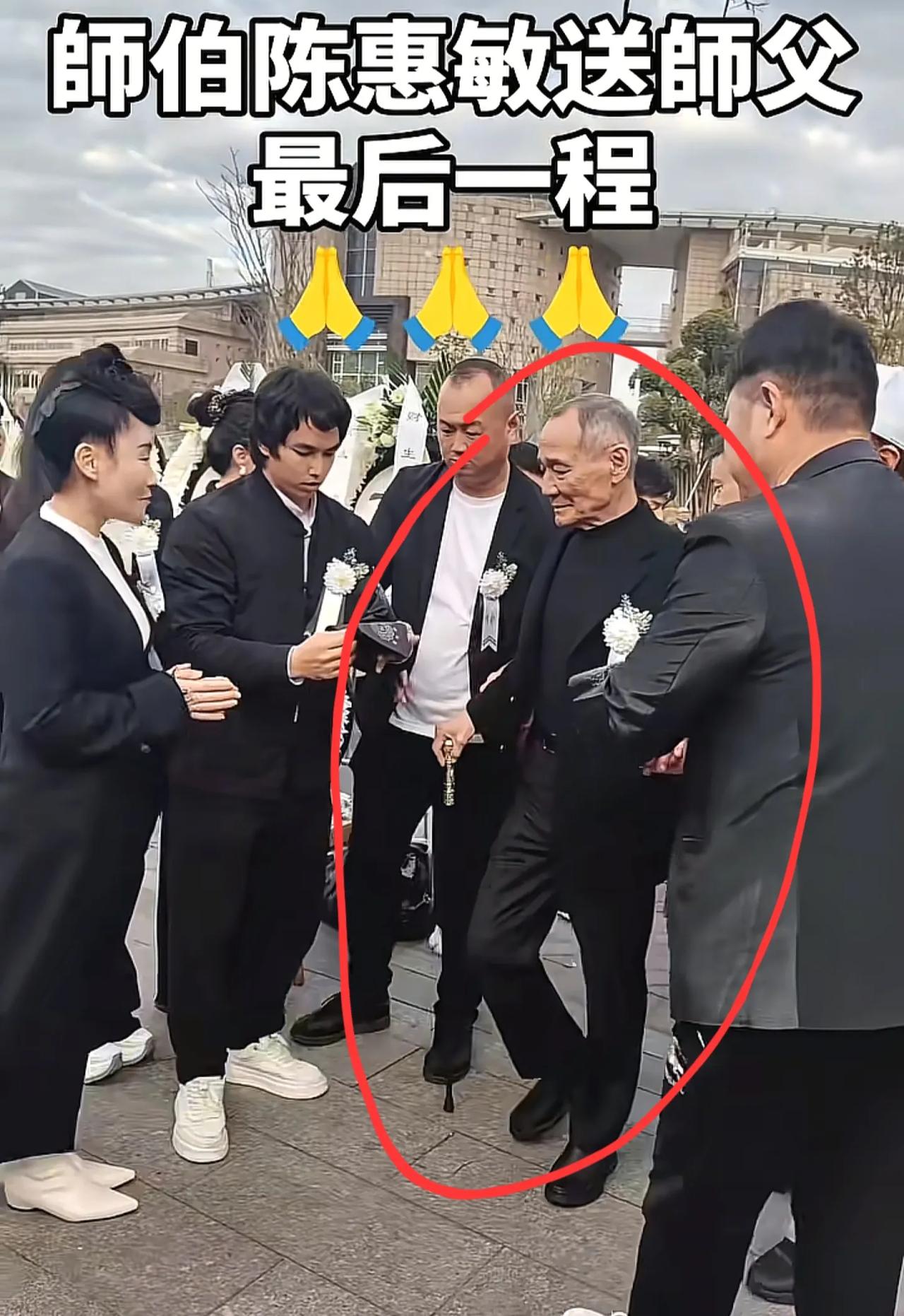 梁小龙追悼会举行，按理来说，梁小龙在圈内地位显赫，应该会有不少圈内友人前来送别。