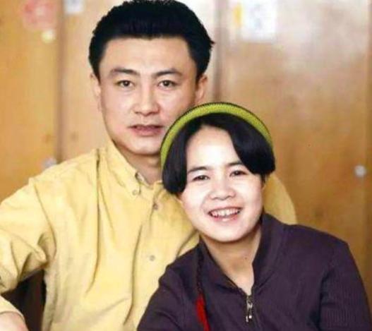 1988年，王宁领着金龟子刘纯燕去办结婚证，工作人员问王宁：“小伙子，你带个孩子