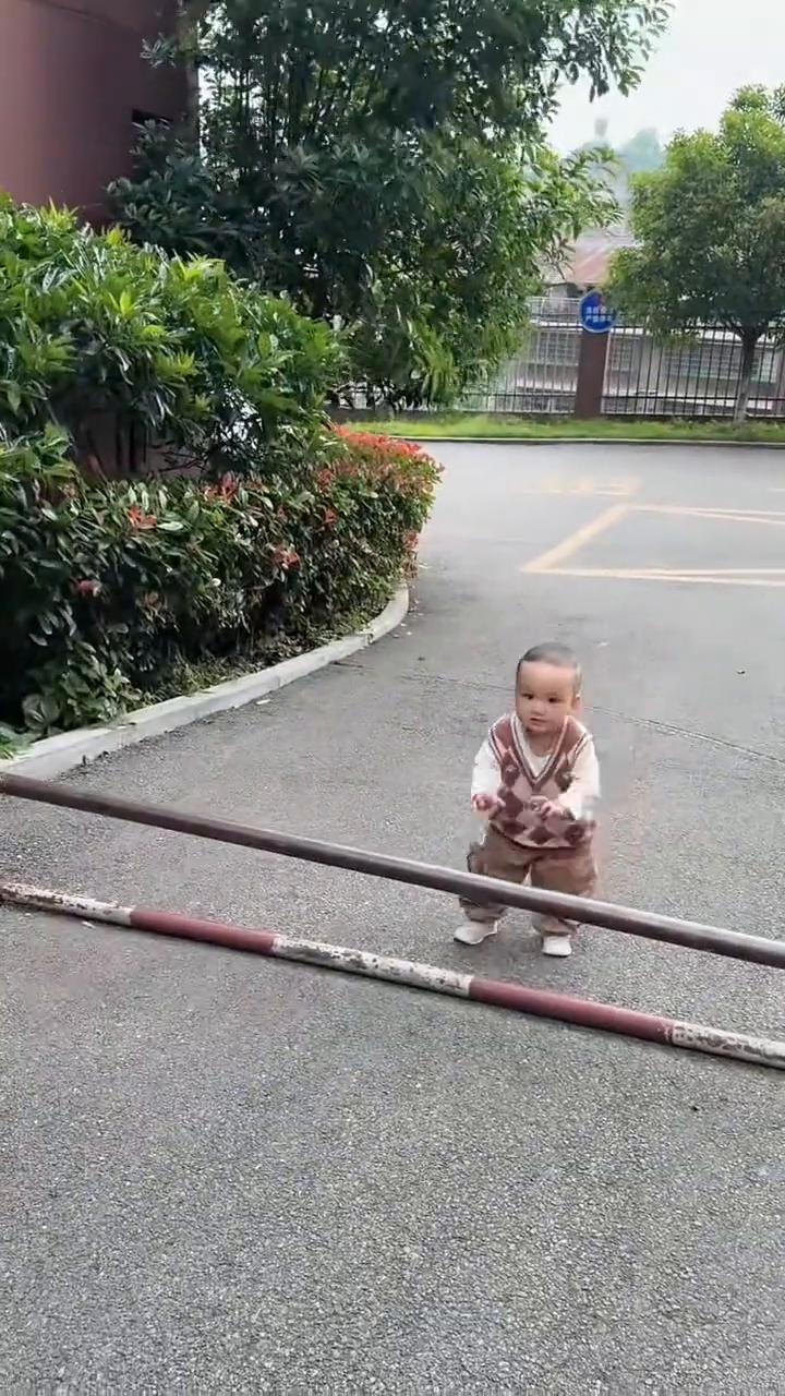 轻松一刻·在街头漫步与好友电话交流。