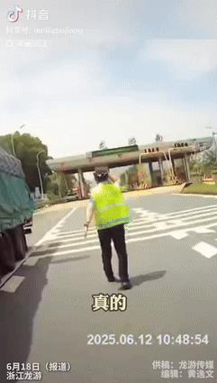 6月18日报道，浙江龙游，两个货车司机因货车故障，把车停在收费站附近，已经一晚上