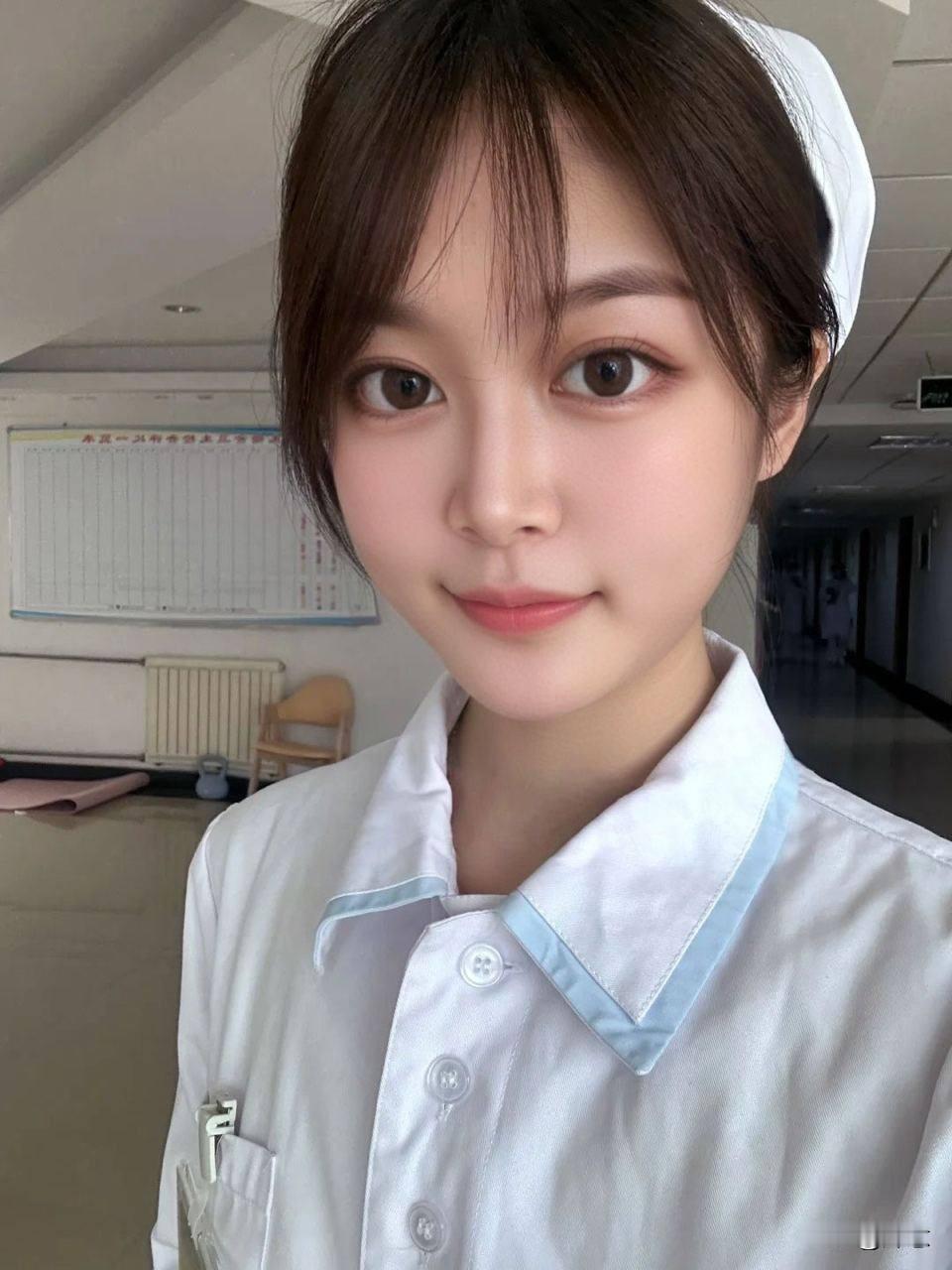 上班是温柔护士，下班变身时尚尤物，这样的“可盐可甜”谁能顶得住？职场治愈小美女