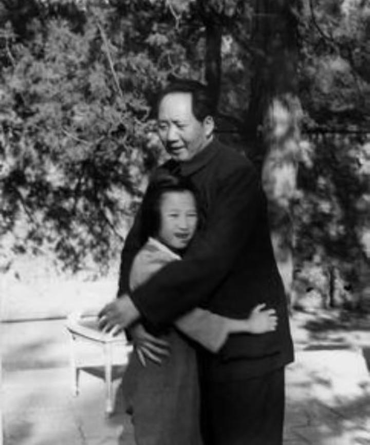 一张老照片，定格了伟人最温柔的模样。镜头里的毛主席，没有了指点江山的锐利，一