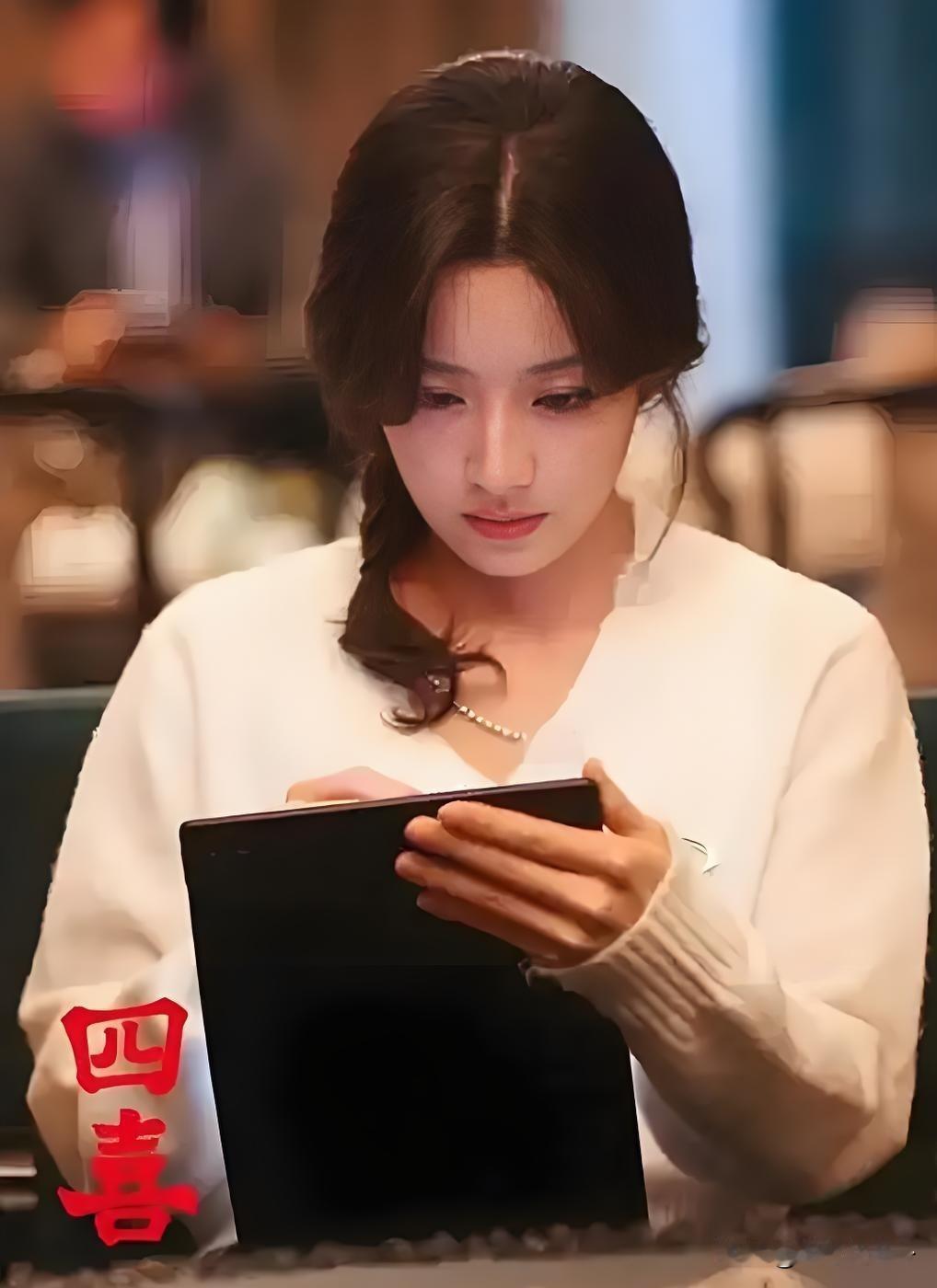 《四喜》大结局，有个细节显得很奇怪，就是在最后的大团圆聚餐中貌似没有看到