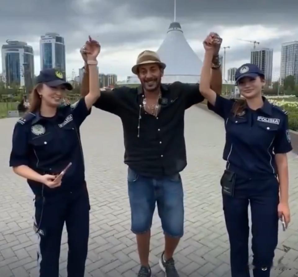 一点也不冤枉！哈萨克斯坦两名女警在岗执勤期间，和埃及旅行博主街头合拍短视频，牵手