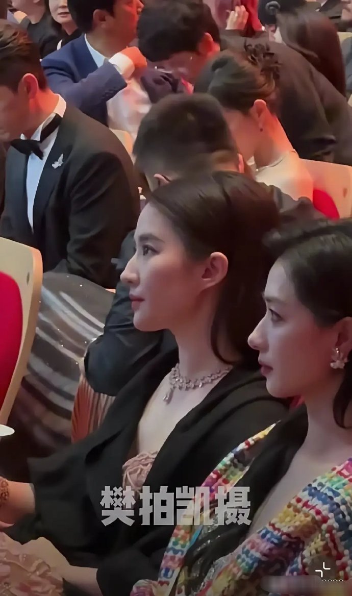 万茜的侧颜好绝！跟刘亦菲同框也丝毫不逊色​​​​