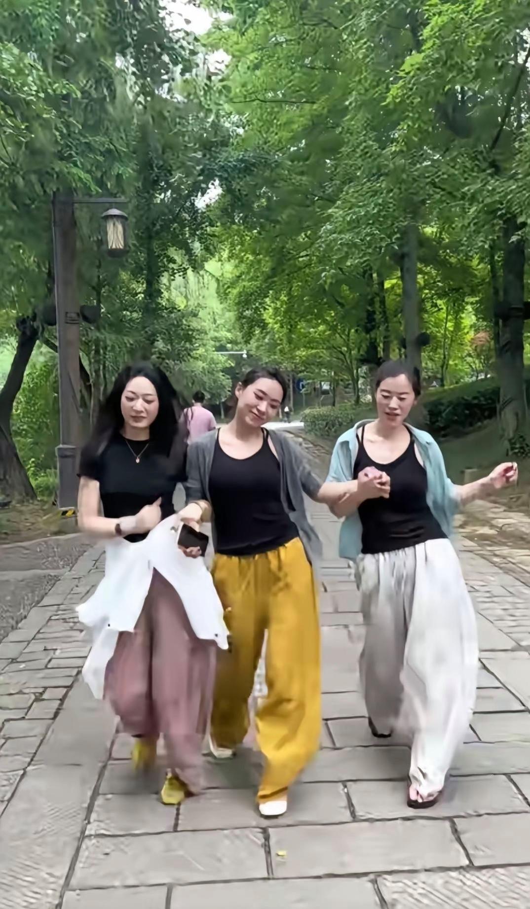 现在年轻人的穿搭怎么悄悄变风格了？连我这个大妈都越看越喜欢如今女孩们很少再
