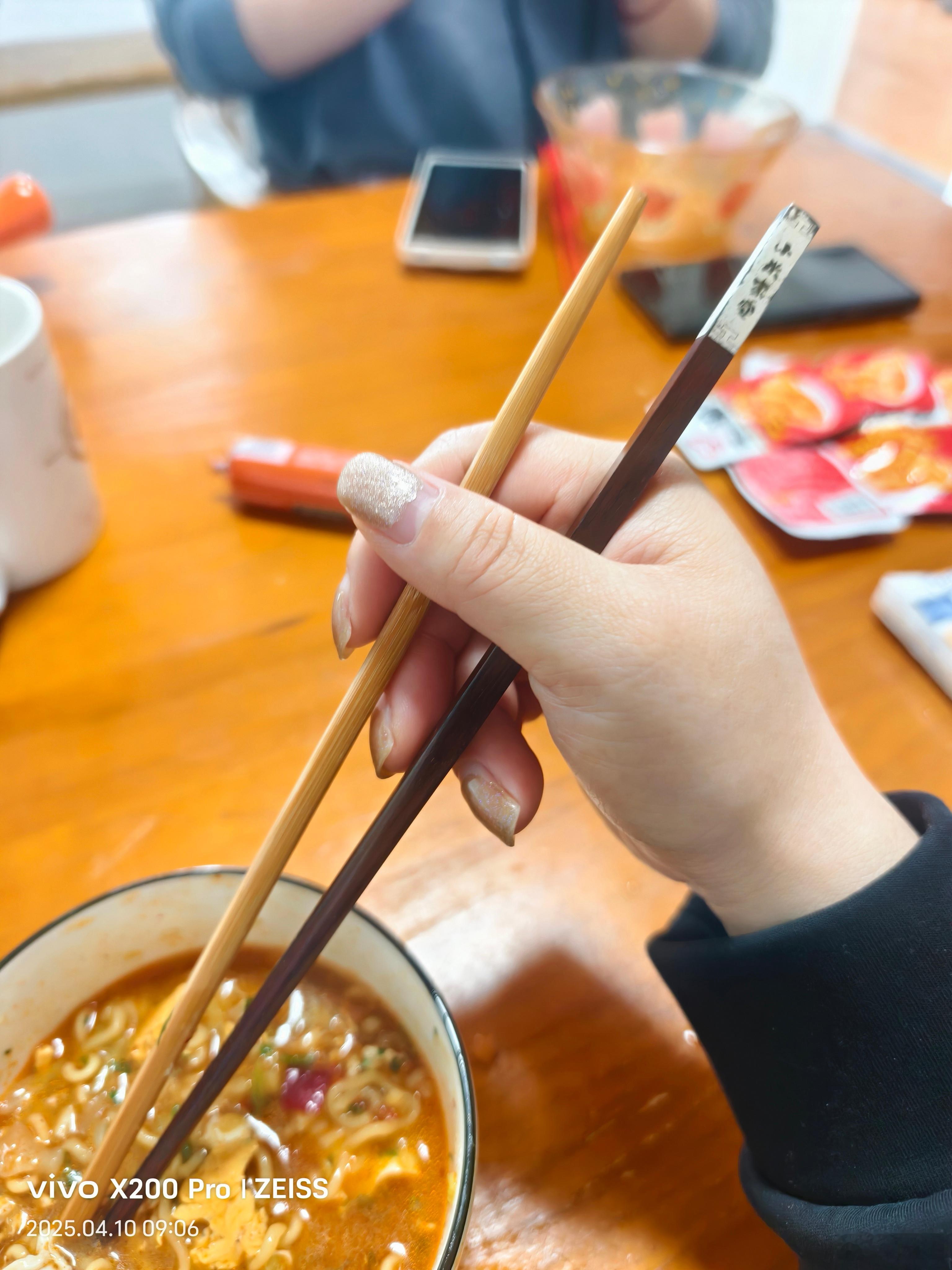 在办公室吃个泡面，一双筷子竟然都凑不齐[捂脸哭]​​​