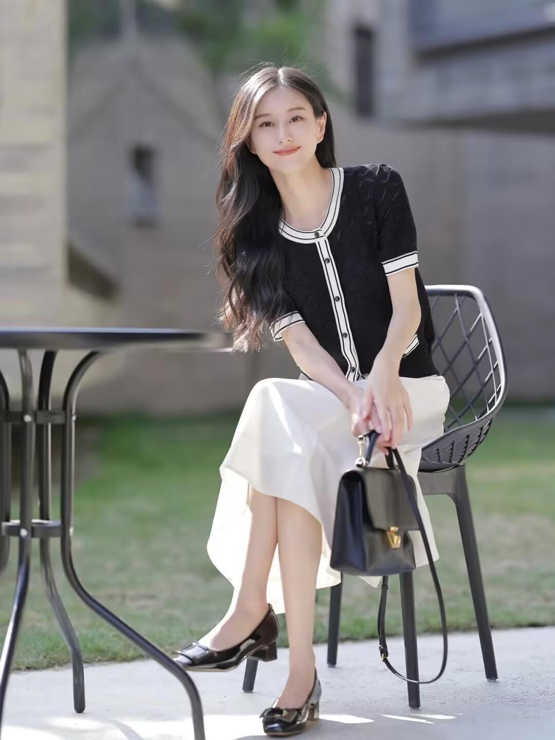 优雅黑白色调，复古风穿搭，都市女性魅力。空姐为什么要穿丝袜女生为什么喜欢穿黑袜