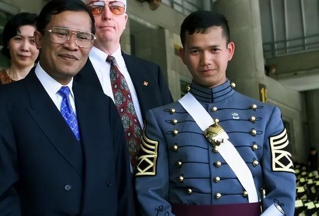 洪森之子洪马内，剃得了光头穿得了军装，一副可文可武的模样。一个家伙既能披上军装