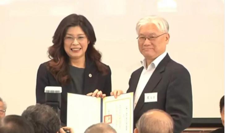 在台湾流传这么一句话，五个卢秀燕、十个韩国瑜、三十个侯友宜加起来，还不如一个郑丽