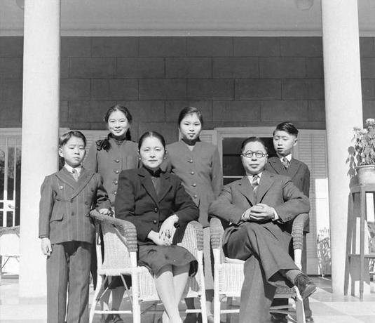 1952年，蒋介石过生日，请吴国桢吃饭，第二天还派一个司机送他回去，谁知半路上，