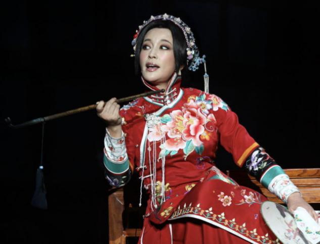 古代，有个小偷夜里趴在寡妇家屋梁上，想偷点银子，他看见一个老头推开了寡妇的门，走