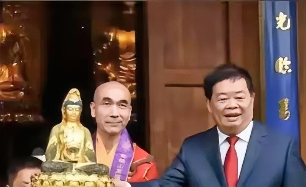 2016年，曹德旺和王石一起参观万福寺，寺庙破败不堪，方丈说：重修寺庙需要160