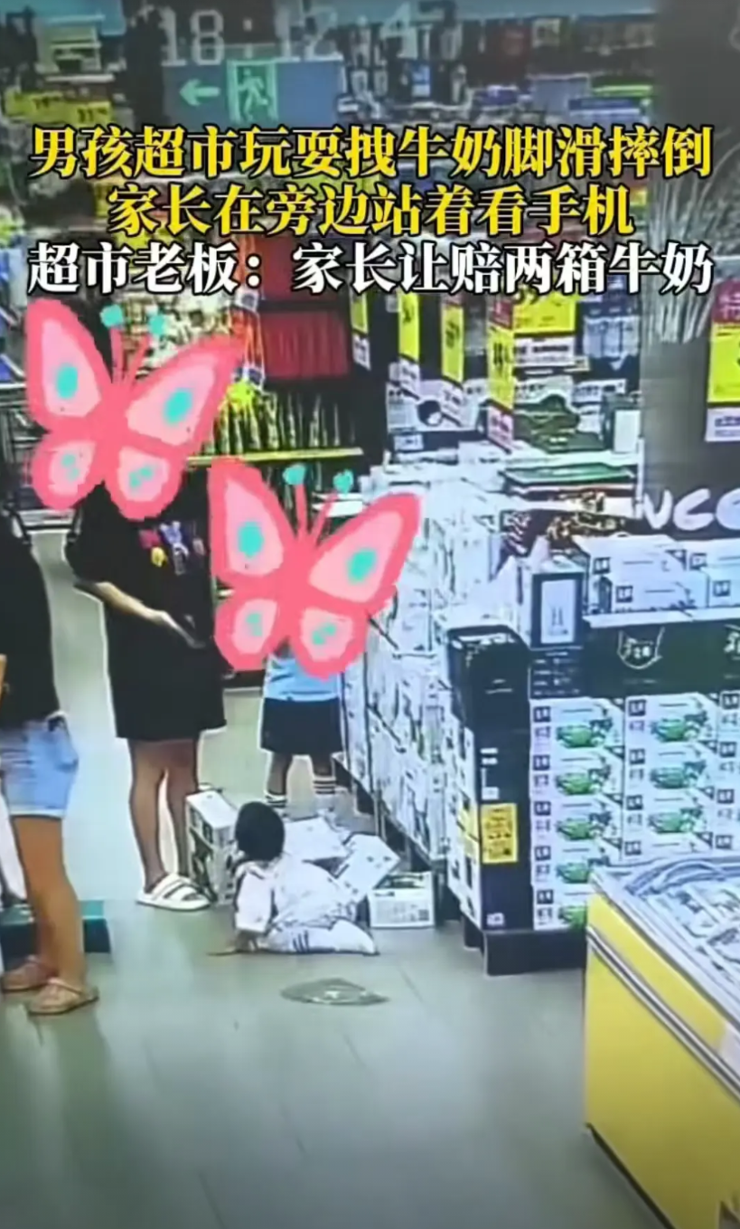 山东，三四岁的小孩子把牛奶从堆头上拽了下来，砸到了自己，家长要求店家赔两提牛奶，