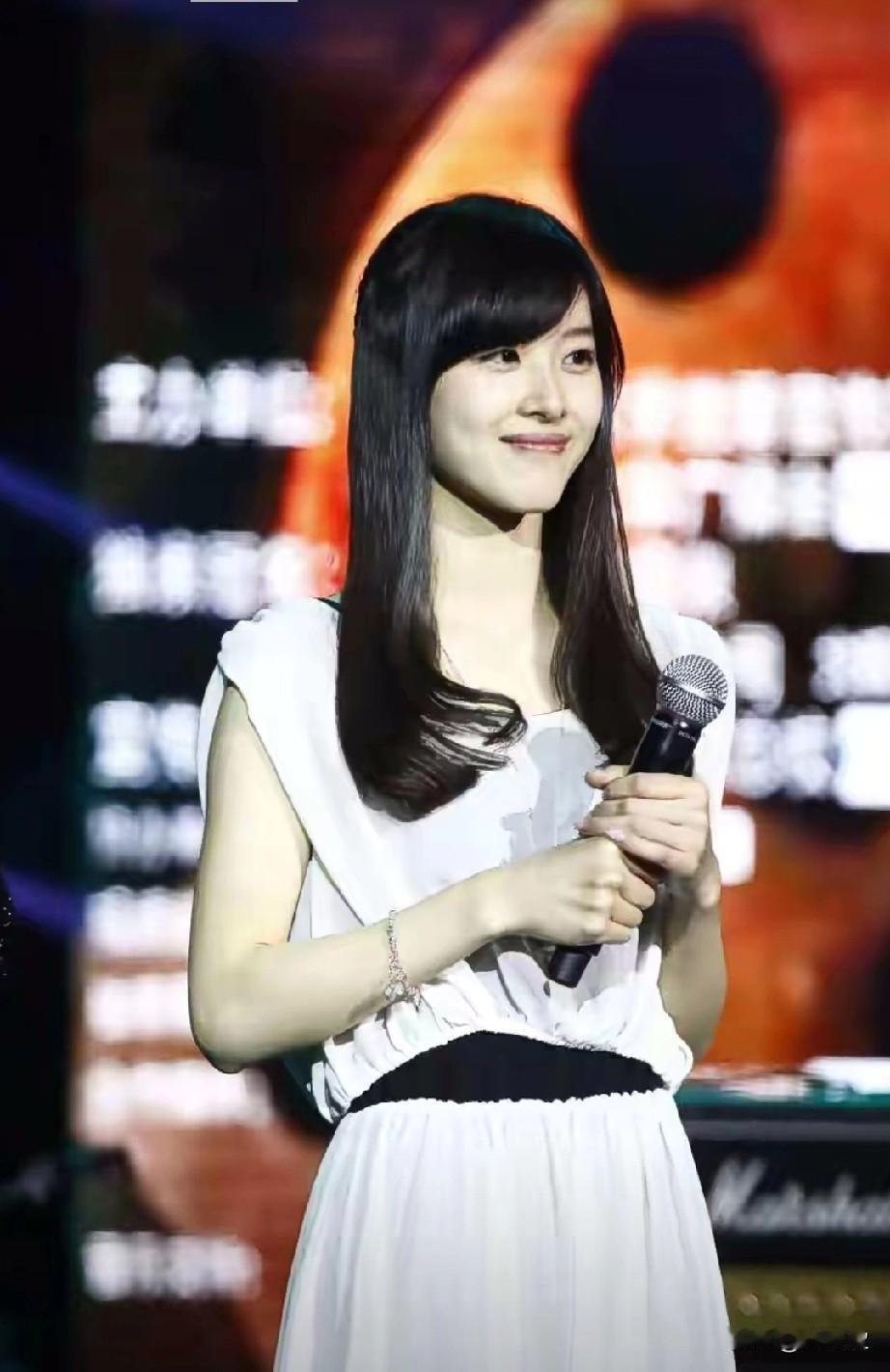 2月7日傍晚伦敦牛津街的夕阳里一位穿米白色羊绒大衣的女子走进了留学生“小橘子