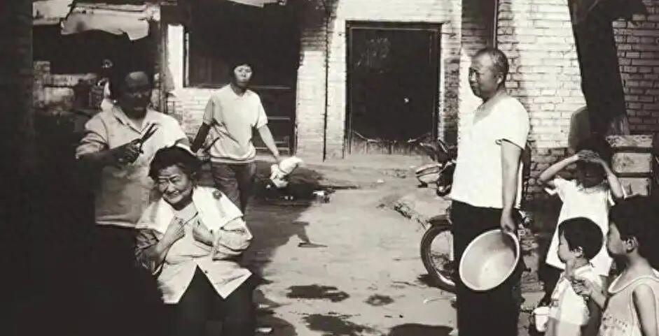 1979年，青海省委家属院，17岁的王强被捅了14刀，凶手杨小民当众说他爸是干部