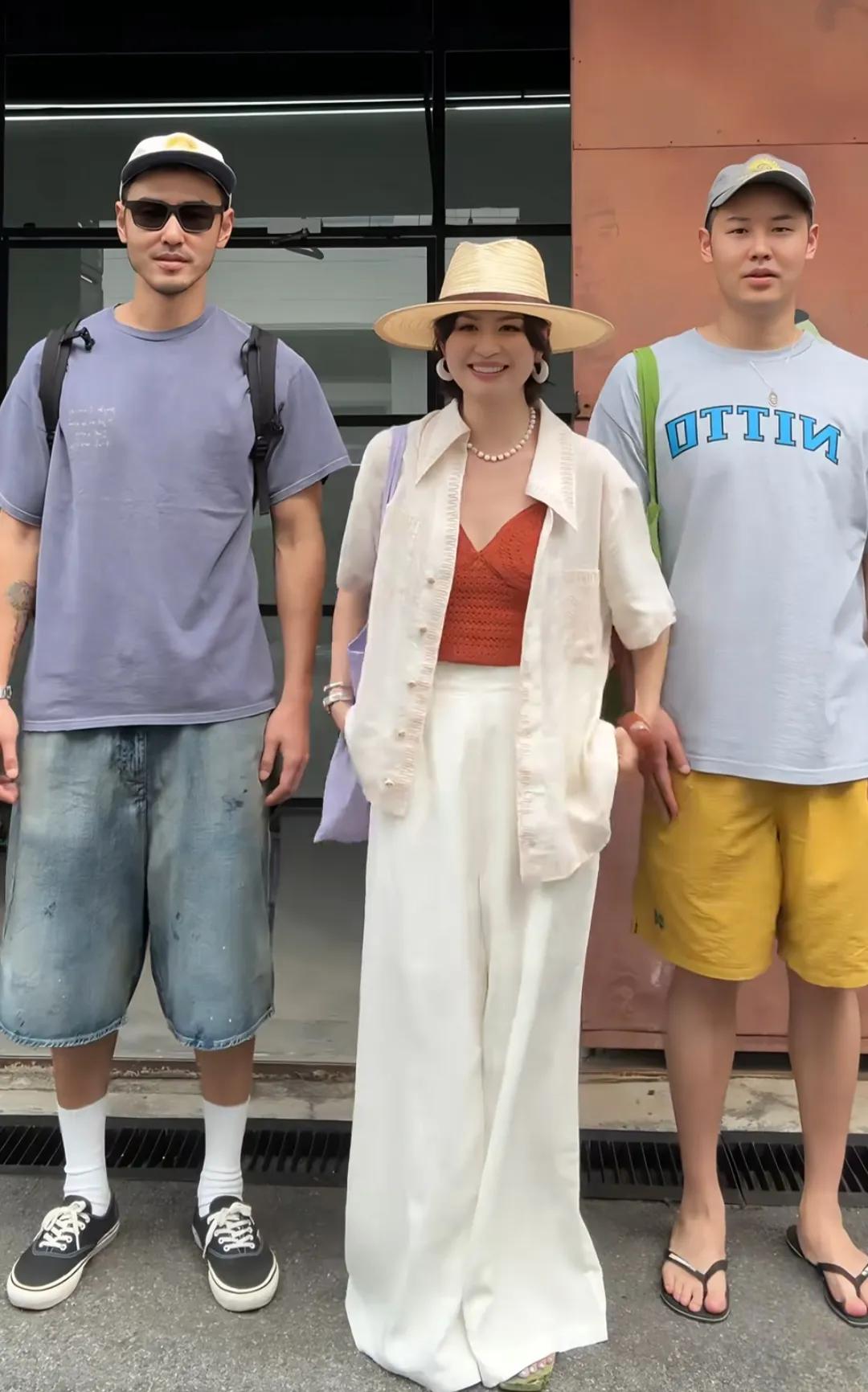 阮经天和弟弟、弟媳一起到泰国曼谷旅游，三个人站在街头拍照，看起来好欢乐！阮经天