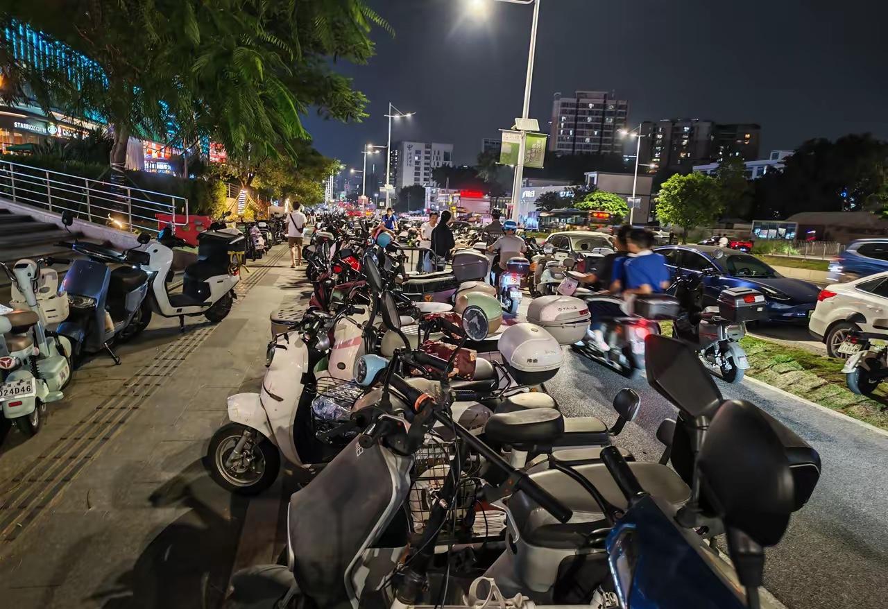 昨天，我骑着我的新新国标电动自行车溜了一圈，感觉还是可以的！有人说爬坡不行，感觉