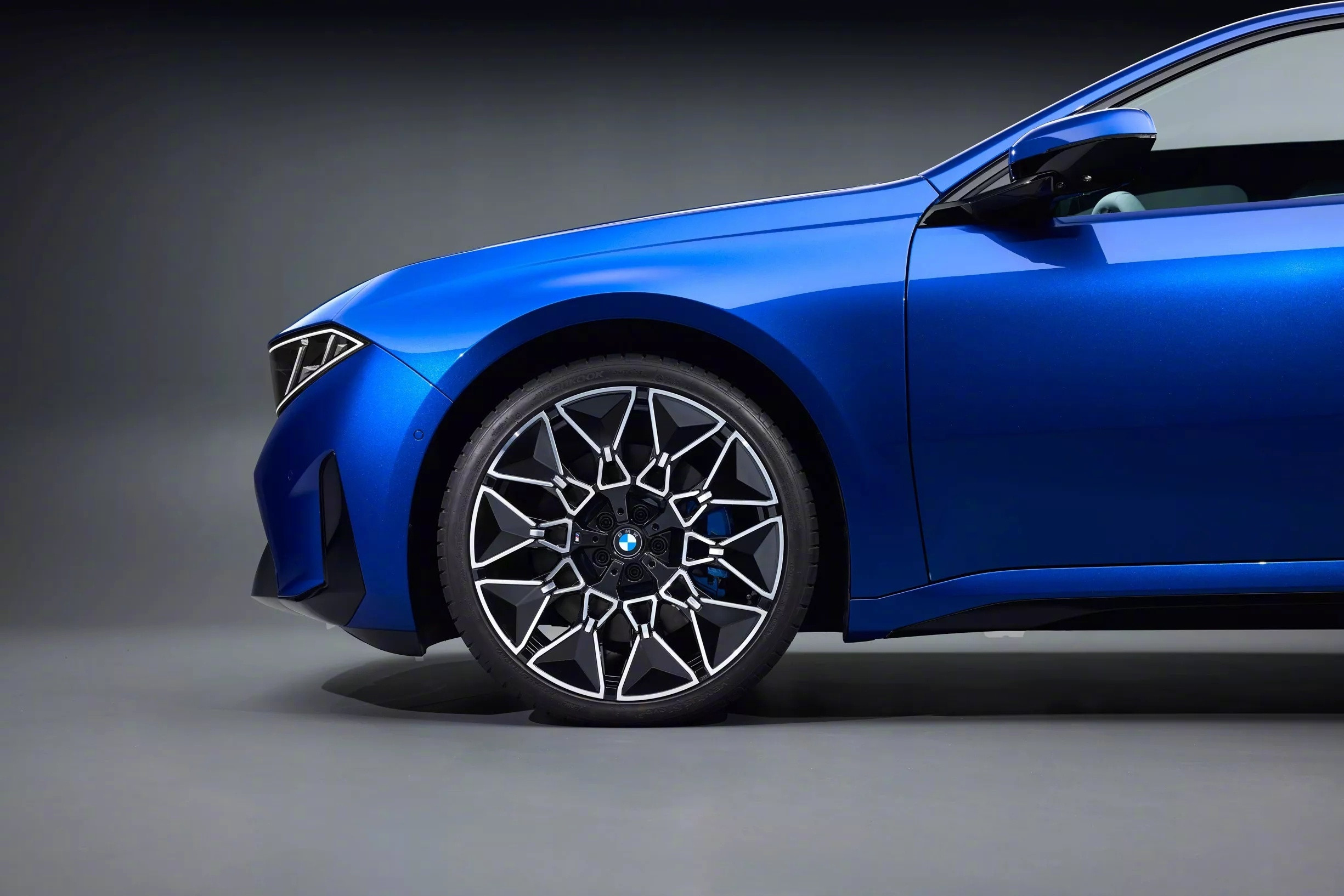 全新宝马i3来了，尺寸方面：长x宽x高：4760x1864x1481mm，轴距：