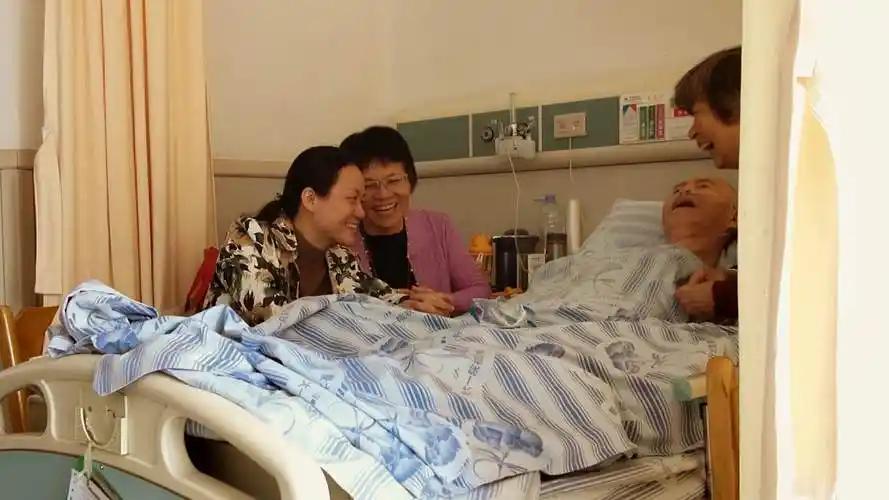 必须立即住院！高血压病人一旦出现这4种表现，当心是脑出血预警一个五十多岁的大