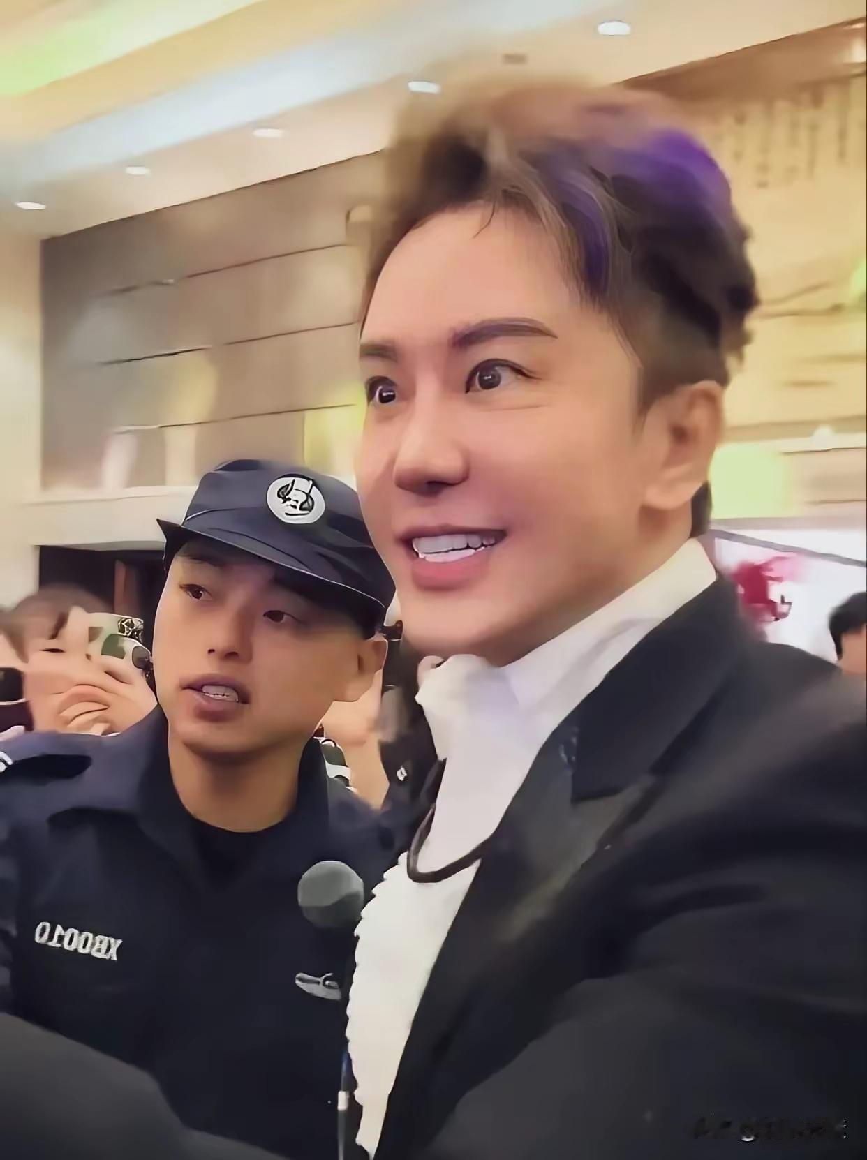 毛宁啊毛宁，往昔那般帅气，如今却如此“姨态”，何苦来哉？经历医美后的毛宁，脸部