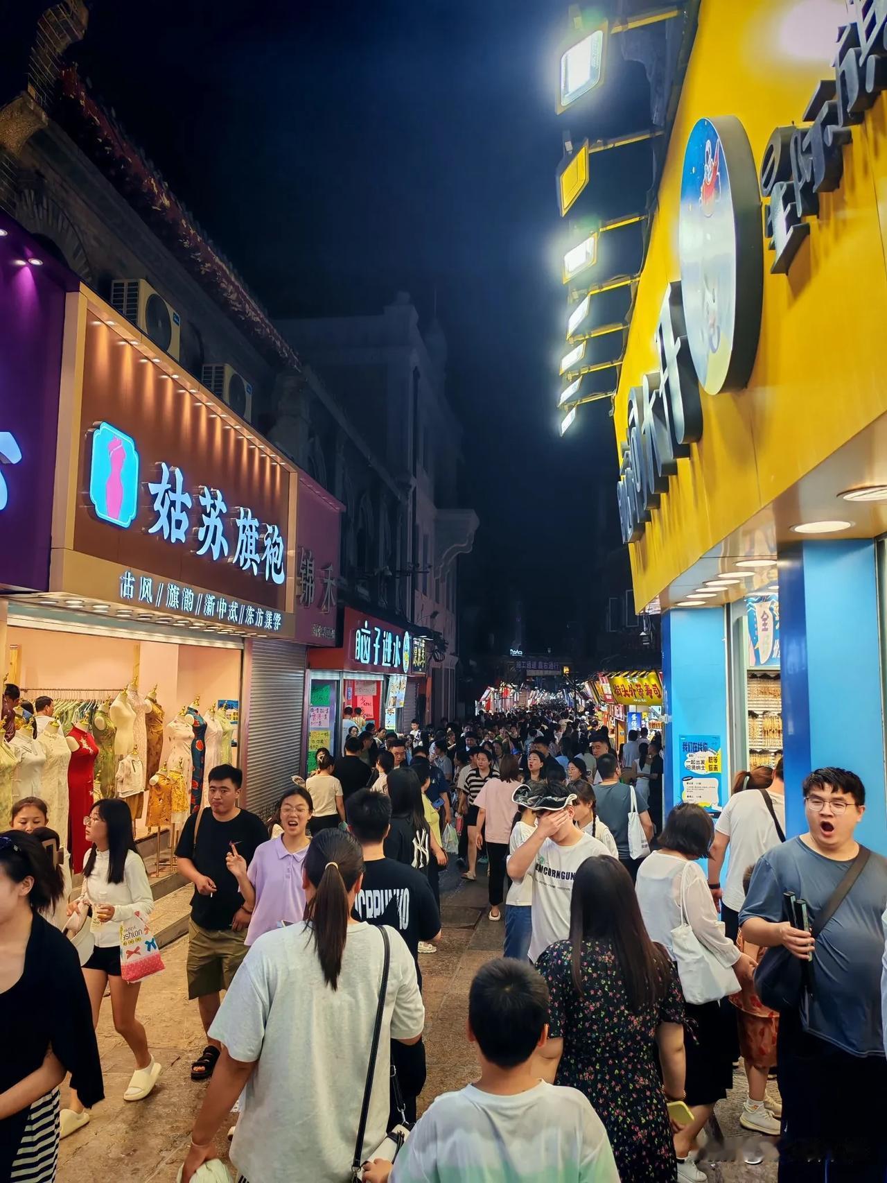 昨夜芙蓉街。来济南的外地游客，肯定要去一趟芙蓉街，济南的景点比较集中，就在泉城广