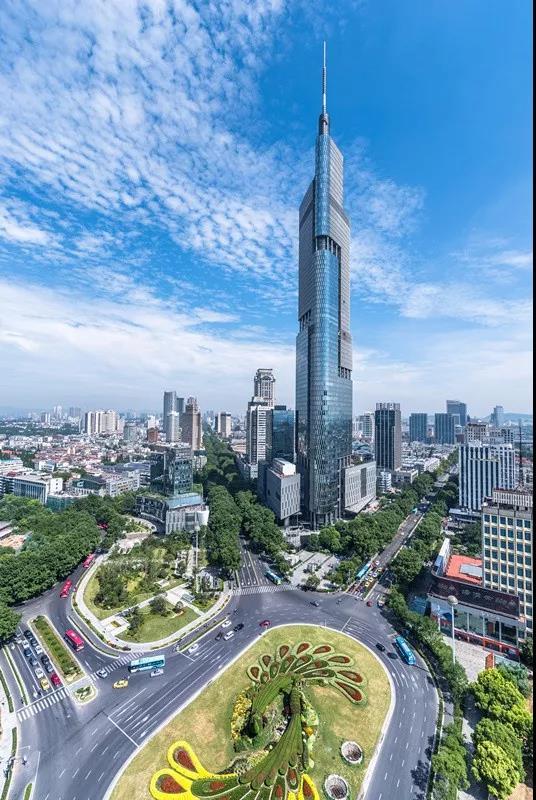 “出门加件衣服，别着凉了。”这就是现在的南京天气，今天六月二十三日，气温最高二十