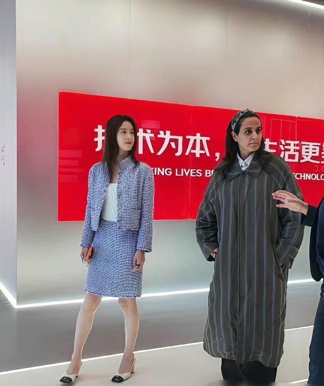 富贵果然养人！章泽天陪同卡塔尔公主参观京东，让人对她刮目相看。照片里，她穿着