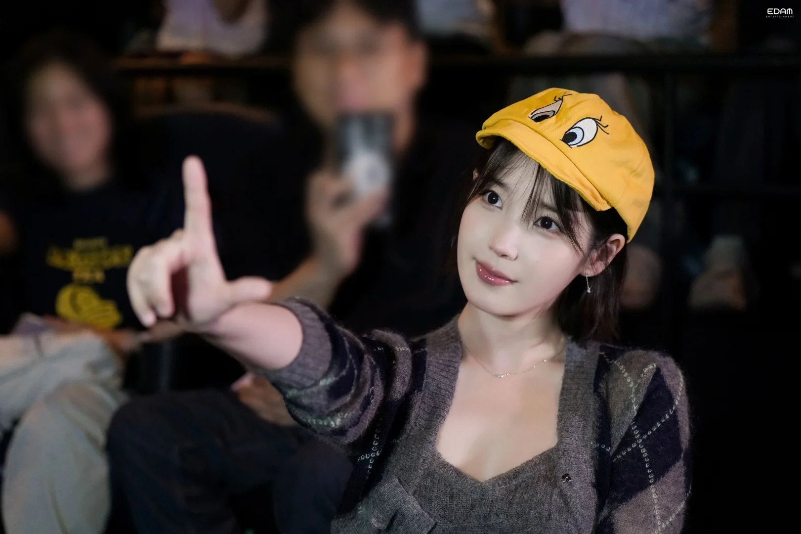 【IU官推更新】IU舞台问候幕后照片Part2