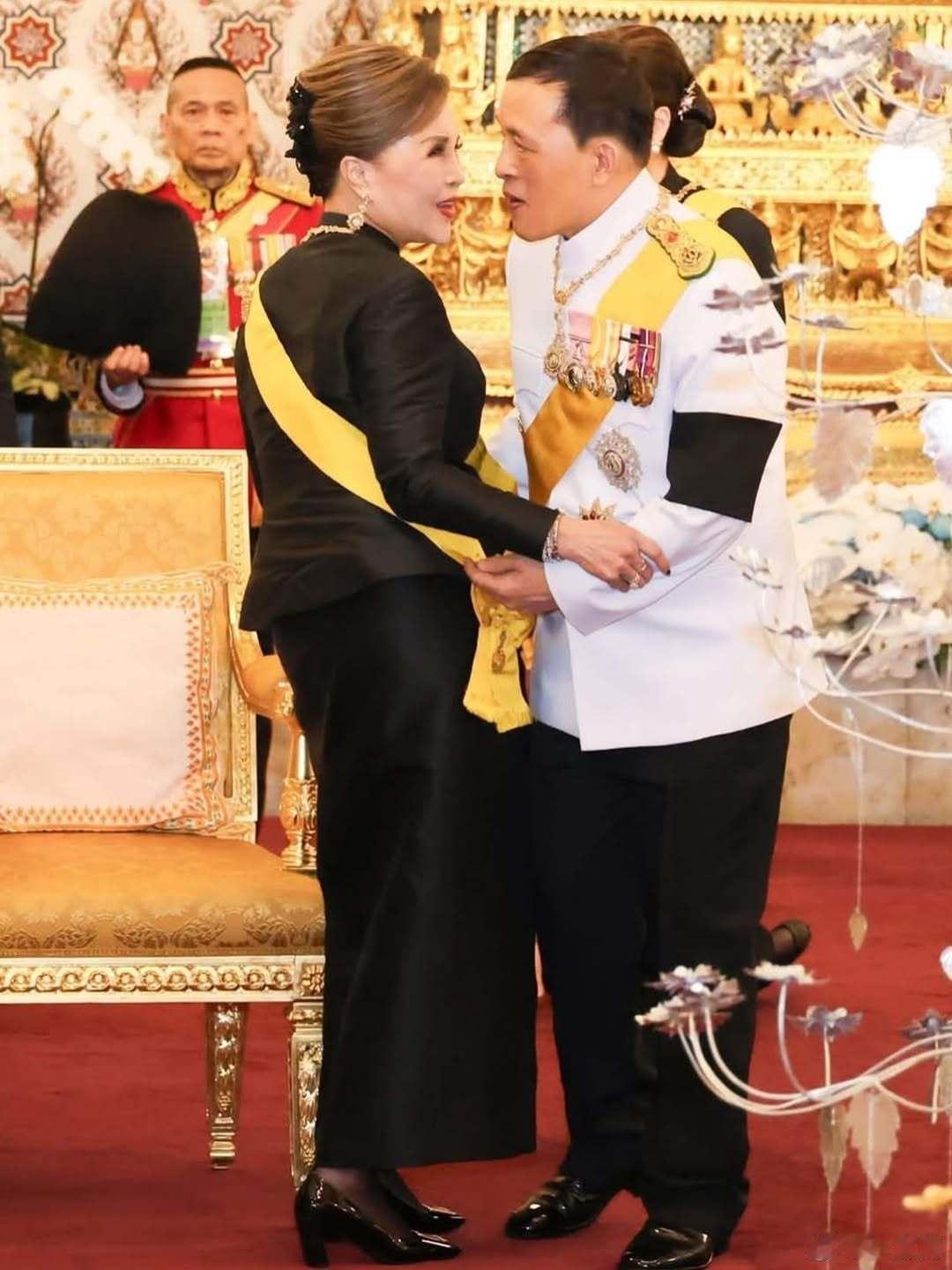 泰国王室🇹🇭10月30日，王室成员们继续为诗丽吉太后守灵。泰国诗丽吉王太后