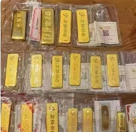大量持有黄金的人，这下估计做梦都要笑醒了。8月23日凌晨，金价直接猛冲站上99