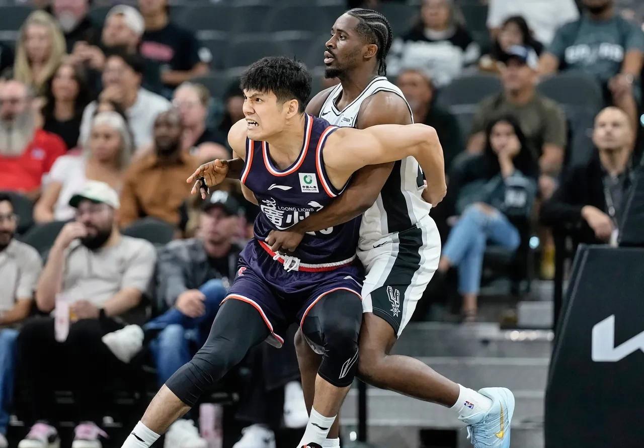 陈国豪在NBA季前赛和马刺队比赛，的惊艳发挥，张庆鹏的压力突然聚增，广州队在和N