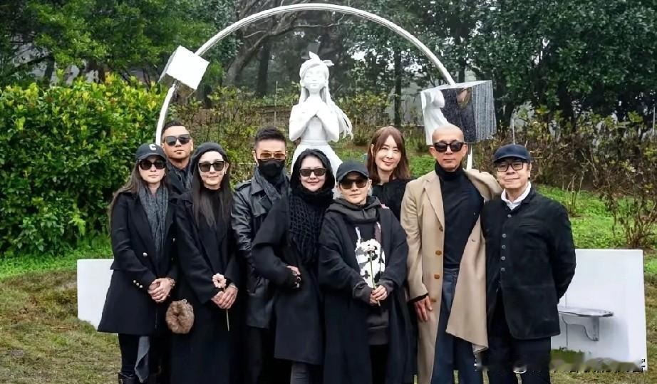 说句不怕得罪人的话看这张图直皱眉我真没看出来谁有多伤心，而且如果不说后面的雕