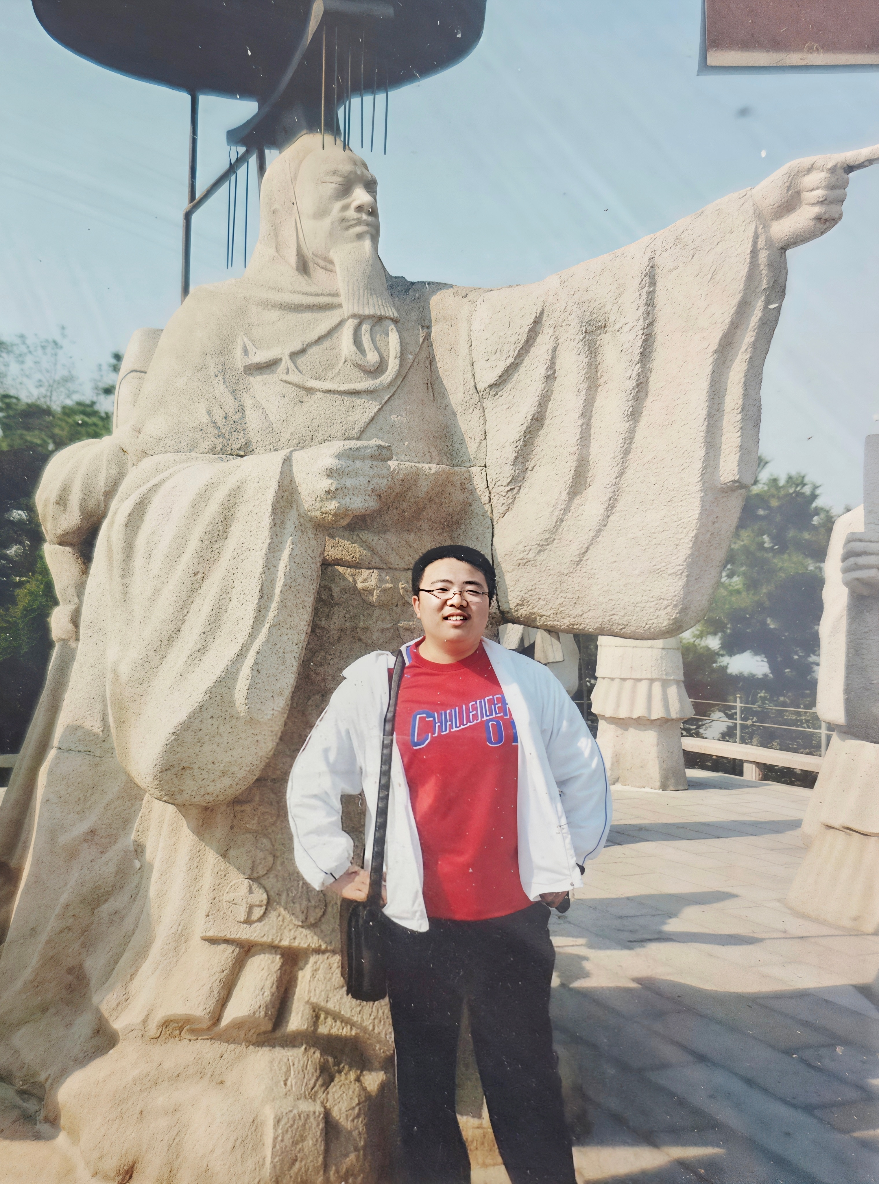 哥也曾经瘦过，父母家的相框里无意中看到的，拍下来用AI高清了一下