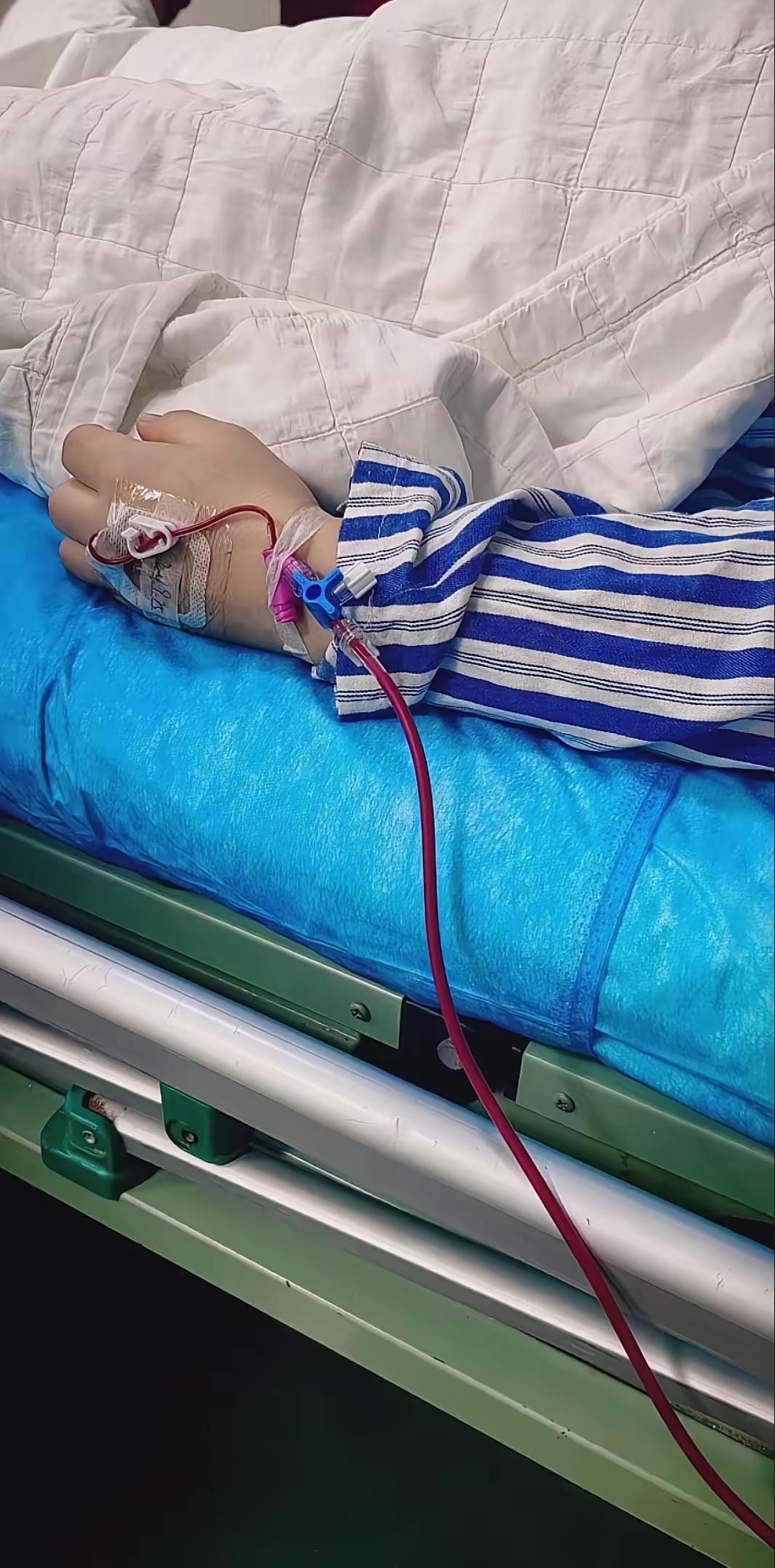 怀孕9个月挺着水肿的腿，就因为没给婆婆洗水果挨了丈夫一巴掌，撞得见红差点流产，这