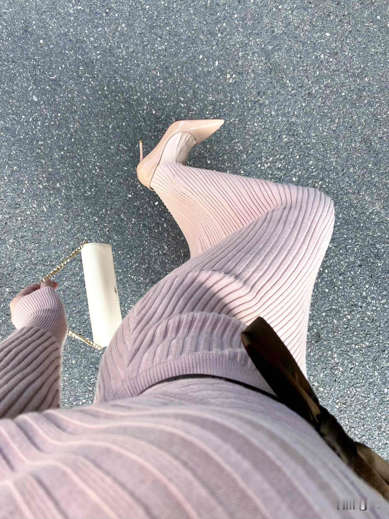 万能生活指南纯欲温柔风!粉针织裙+裸色高跟鞋,街拍绝了💖救命!低头拍这套直接