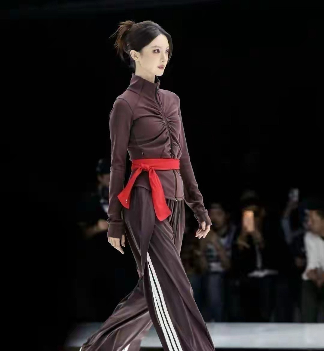 金晨走秀，这么丑的衣服穿在她身上突然就好看了，果然要靠她的颜值来撑着！​​​