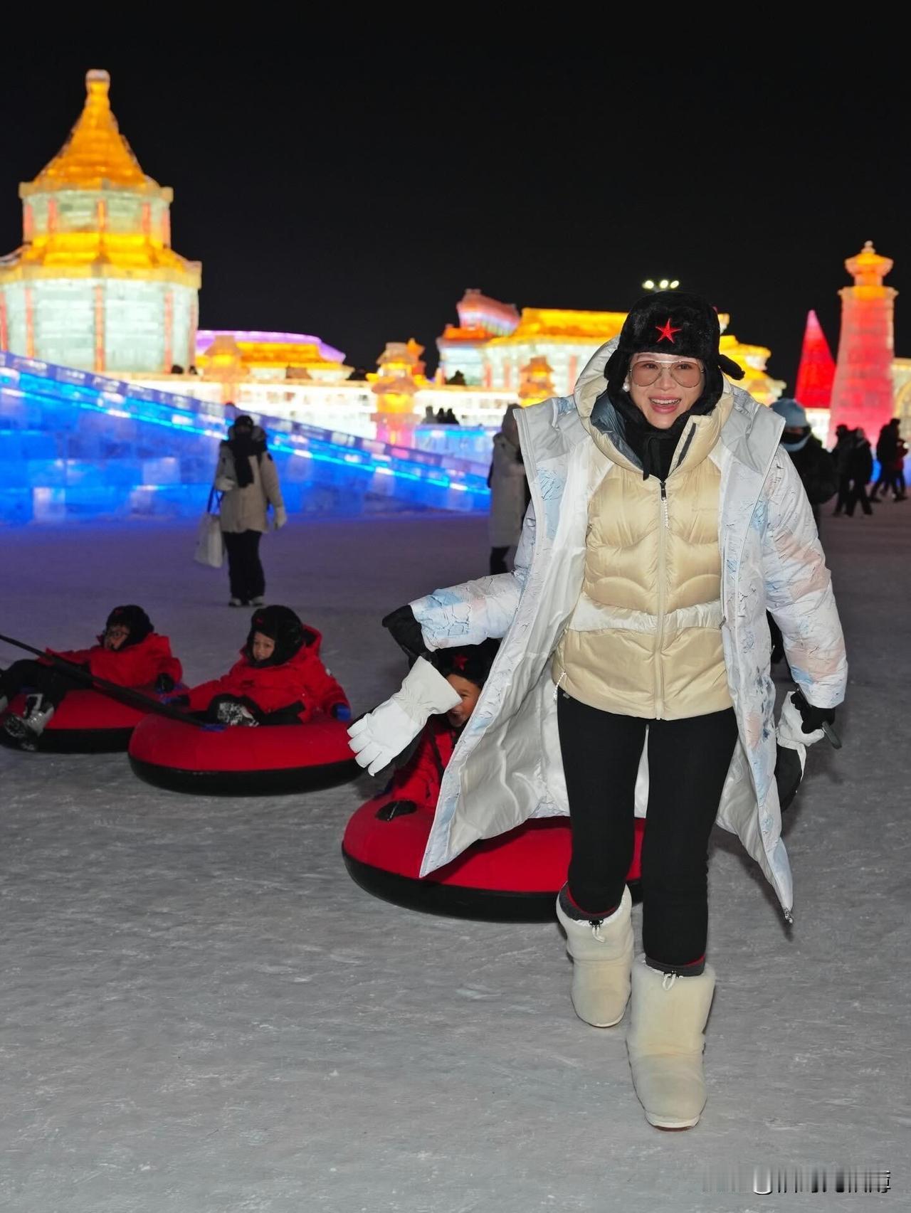 胡杏儿这一身可以说给想去冰雪大世界玩的人打了个样板，来哈尔滨就是要穿这么多。