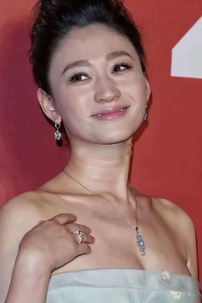 李小冉素颜底子还是非常好的，就是颈纹有点严重​​​