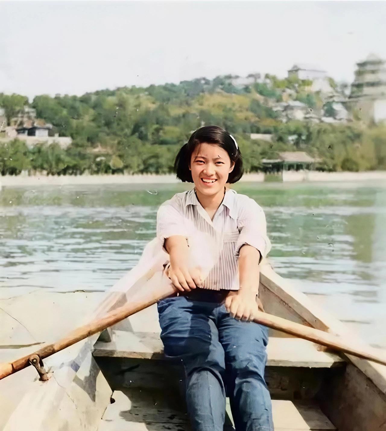 1956年的颐和园，21岁的章含之坐在船头，短发利落，笑容灿烂。彼时她还是北京外