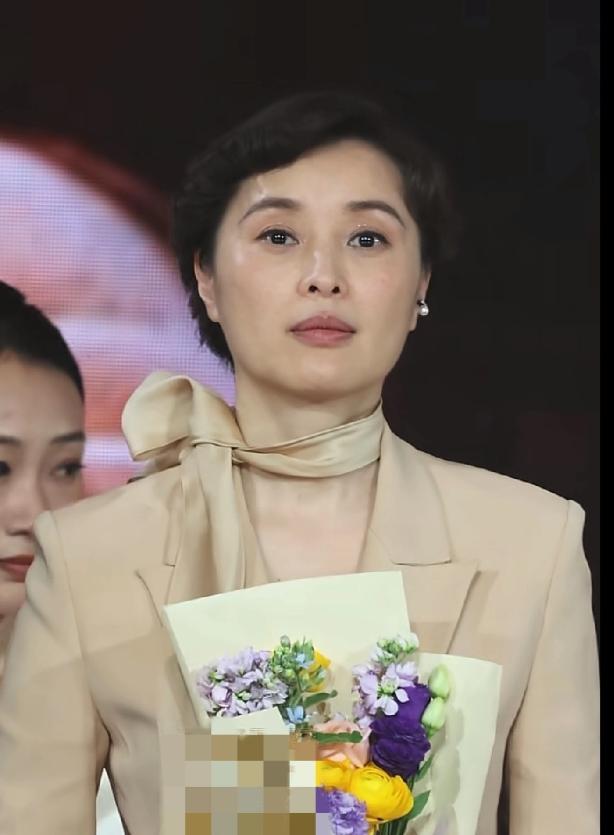 吴越真的是个谜，你说她都已经53岁了，没结婚，没孩子，该做的事一件都没做，