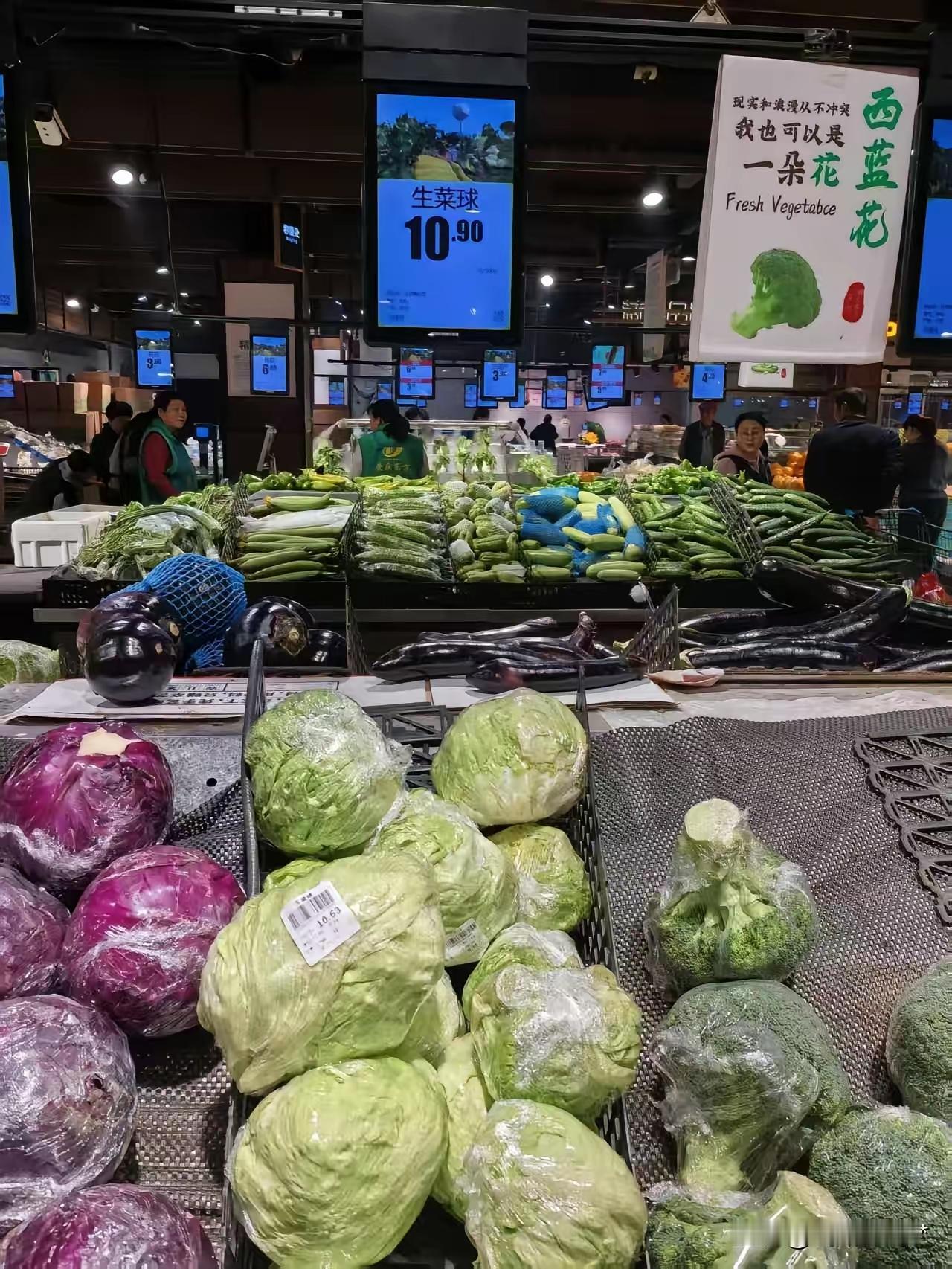 昨晚闲来无事，去超市逛了一圈。发现了一个不可置信的事，蔬菜区里卖的生菜球，