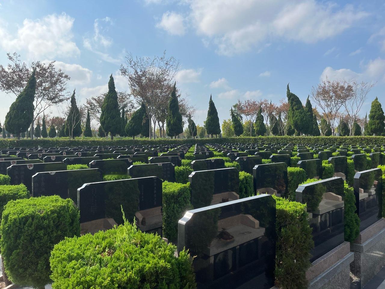 一位陵园管理员说:“公墓只能使用20年，子孙不可能永远续费，到时公墓管理方会把