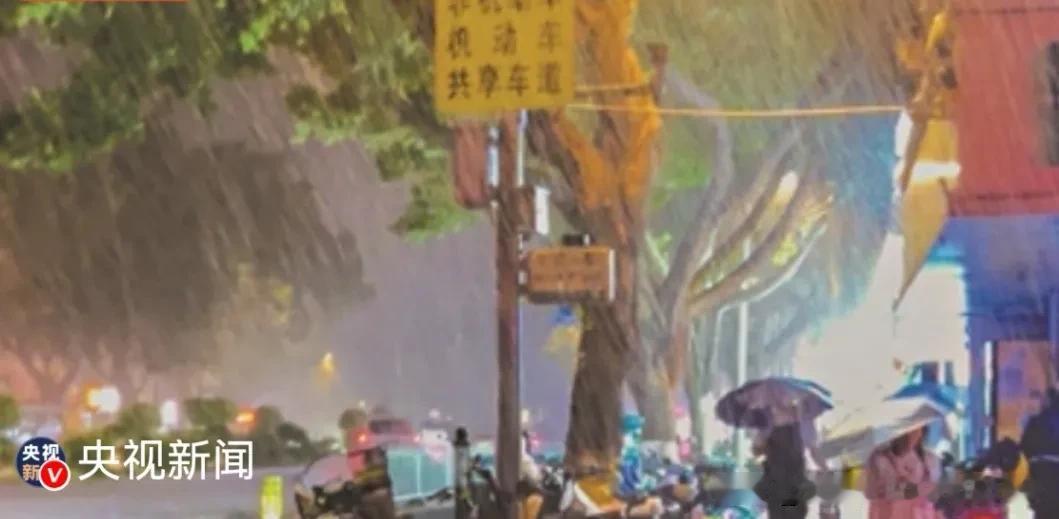 狂风咆哮！14级强台风“红霞”凌晨杀到惠州，广东71万人紧急大转移！登陆了！