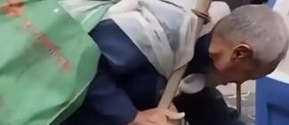 2016年，浙江1拾荒老人被工地老板收留6年，老人被家人接走时，老板突然拦住：把