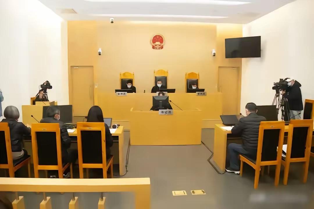 出轨的恶果!”贵州毕节男子疑妻出轨，被父母叫回捉奸。连蹲4晚截获村医，全家将其捆